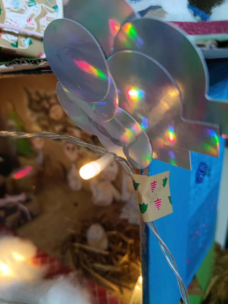 Od połowy grudnia klasa 3c, po zapoznaniu się z tradycją tworzenia szopek w naszym regionie oraz obejrzeniu wielu zdjęć w Internecie, przystąpiła do tworzenia własnych prac. 