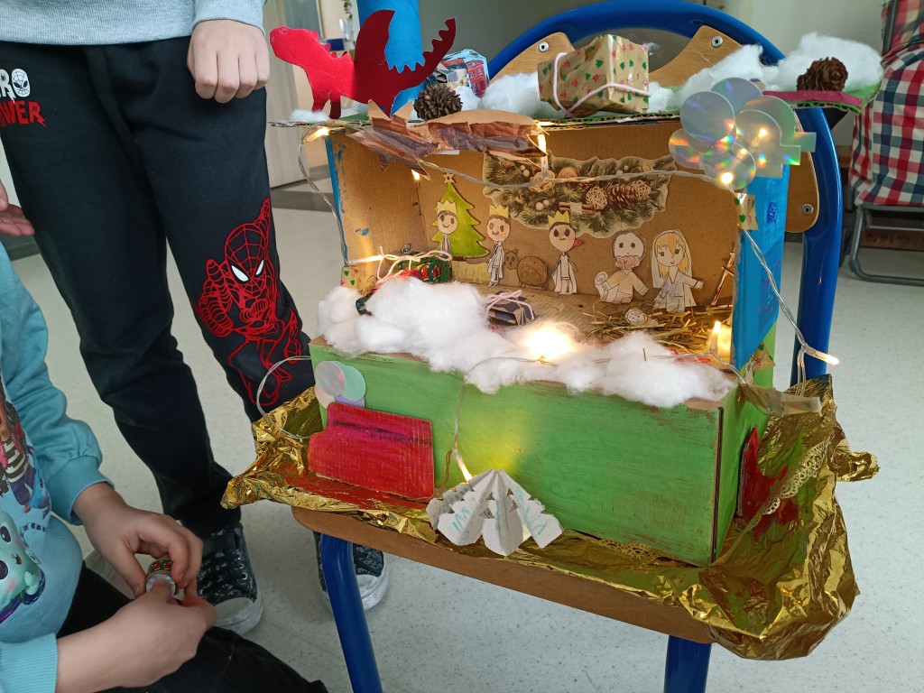 Od połowy grudnia klasa 3c, po zapoznaniu się z tradycją tworzenia szopek w naszym regionie oraz obejrzeniu wielu zdjęć w Internecie, przystąpiła do tworzenia własnych prac. 