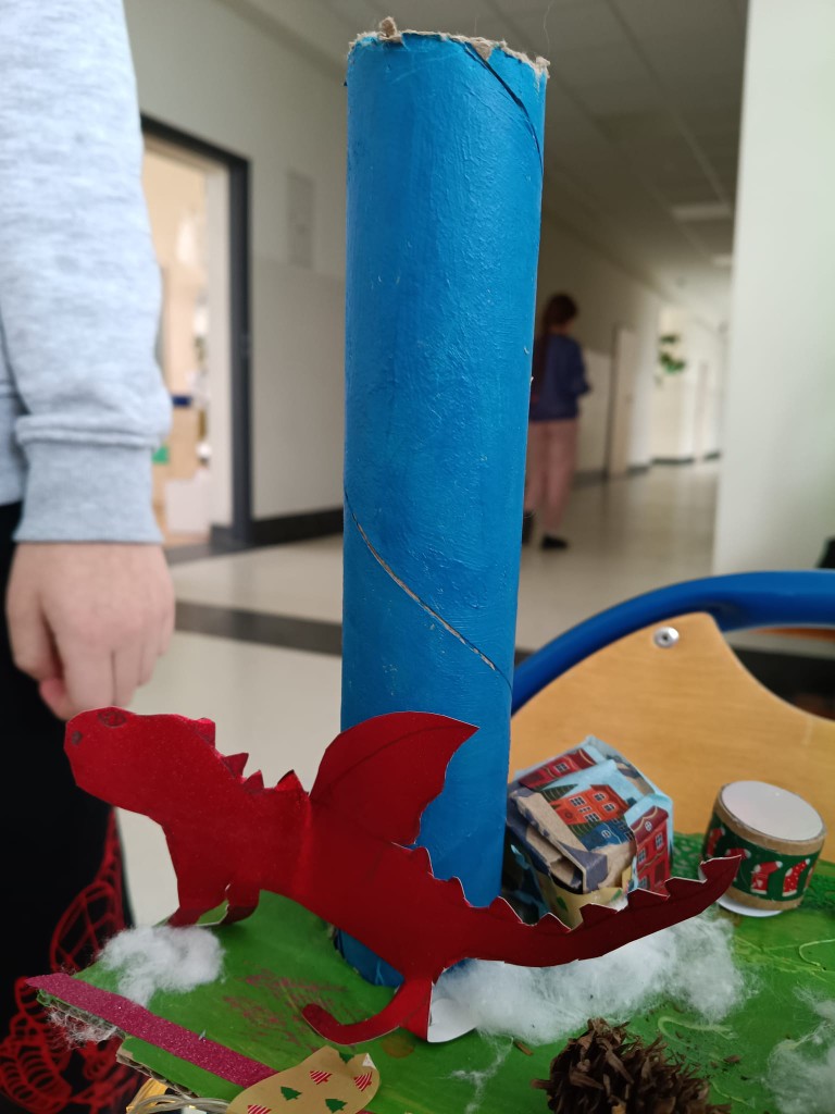 Od połowy grudnia klasa 3c, po zapoznaniu się z tradycją tworzenia szopek w naszym regionie oraz obejrzeniu wielu zdjęć w Internecie, przystąpiła do tworzenia własnych prac. 