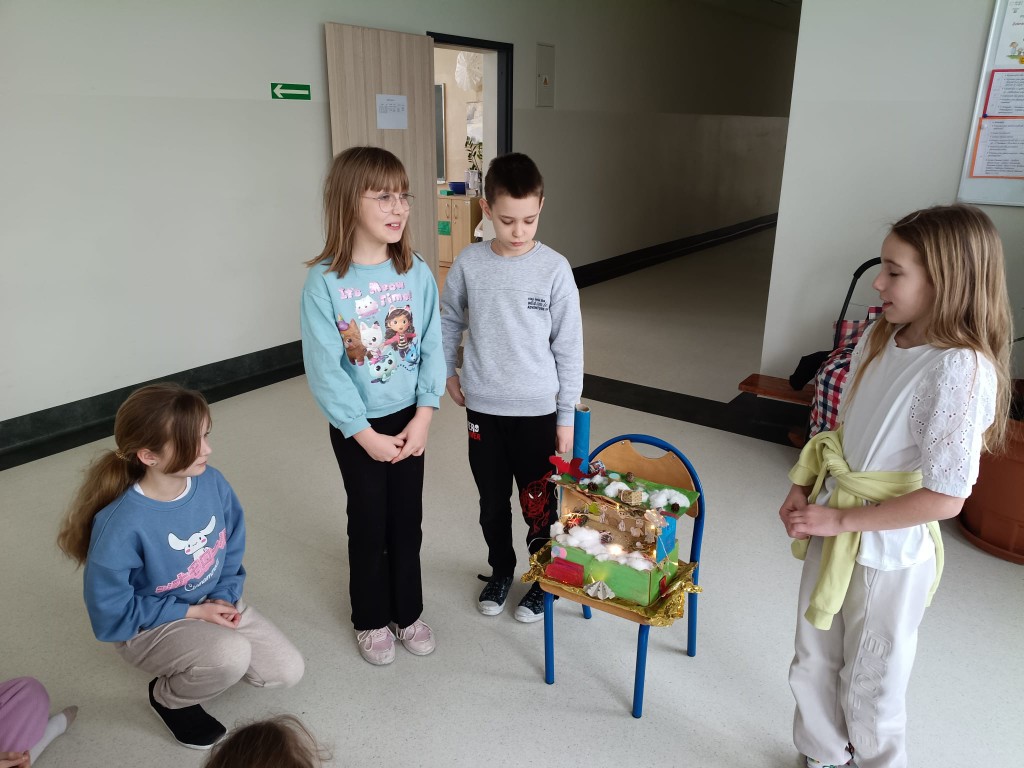 Od połowy grudnia klasa 3c, po zapoznaniu się z tradycją tworzenia szopek w naszym regionie oraz obejrzeniu wielu zdjęć w Internecie, przystąpiła do tworzenia własnych prac. 
