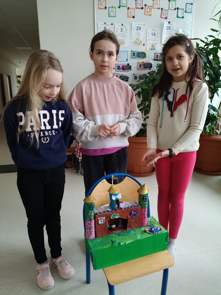 Od połowy grudnia klasa 3c, po zapoznaniu się z tradycją tworzenia szopek w naszym regionie oraz obejrzeniu wielu zdjęć w Internecie, przystąpiła do tworzenia własnych prac. 