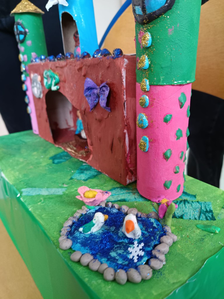 Od połowy grudnia klasa 3c, po zapoznaniu się z tradycją tworzenia szopek w naszym regionie oraz obejrzeniu wielu zdjęć w Internecie, przystąpiła do tworzenia własnych prac. 