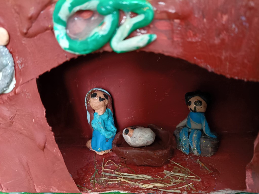 Od połowy grudnia klasa 3c, po zapoznaniu się z tradycją tworzenia szopek w naszym regionie oraz obejrzeniu wielu zdjęć w Internecie, przystąpiła do tworzenia własnych prac. 