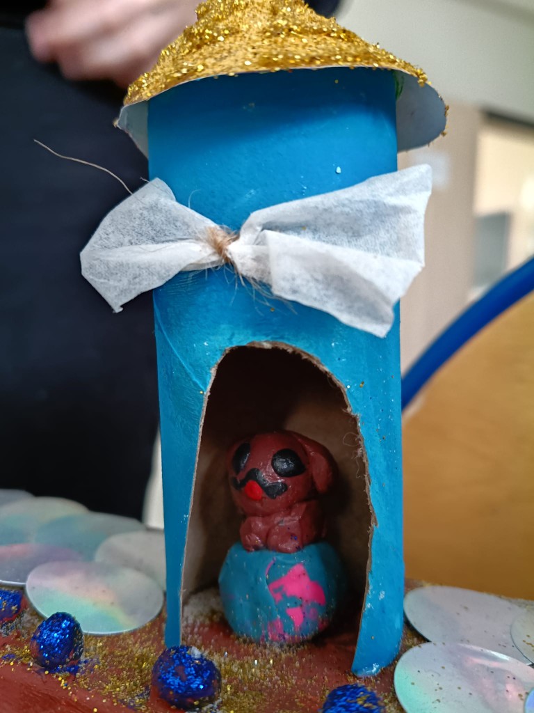 Od połowy grudnia klasa 3c, po zapoznaniu się z tradycją tworzenia szopek w naszym regionie oraz obejrzeniu wielu zdjęć w Internecie, przystąpiła do tworzenia własnych prac. 