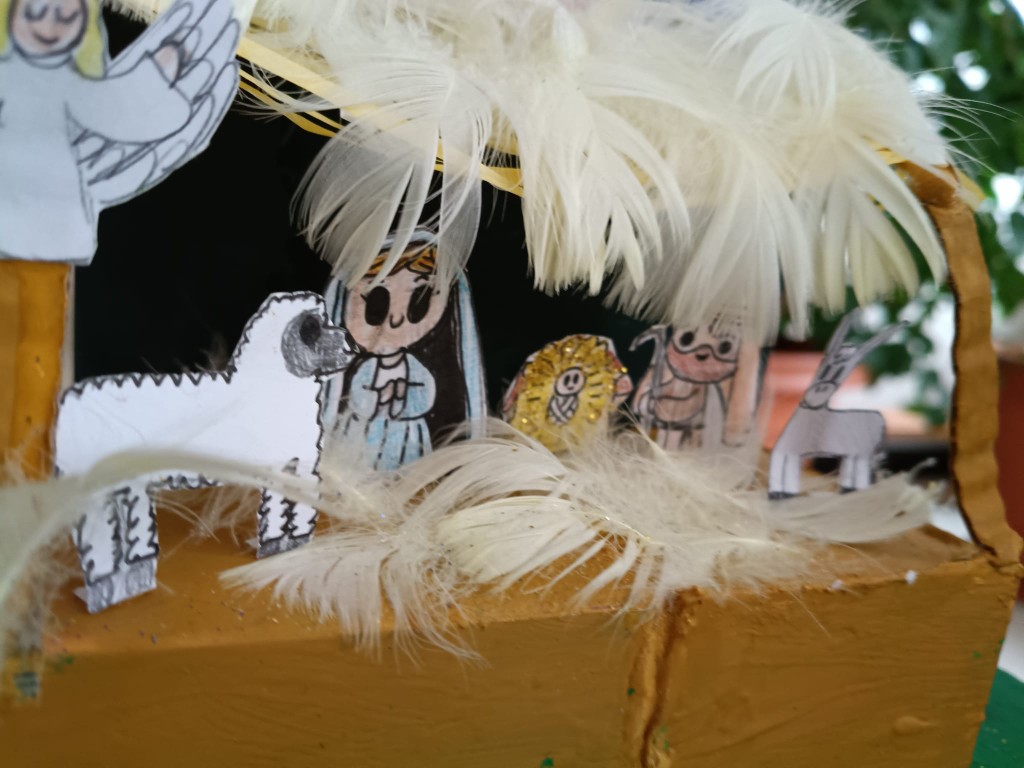 Od połowy grudnia klasa 3c, po zapoznaniu się z tradycją tworzenia szopek w naszym regionie oraz obejrzeniu wielu zdjęć w Internecie, przystąpiła do tworzenia własnych prac. 