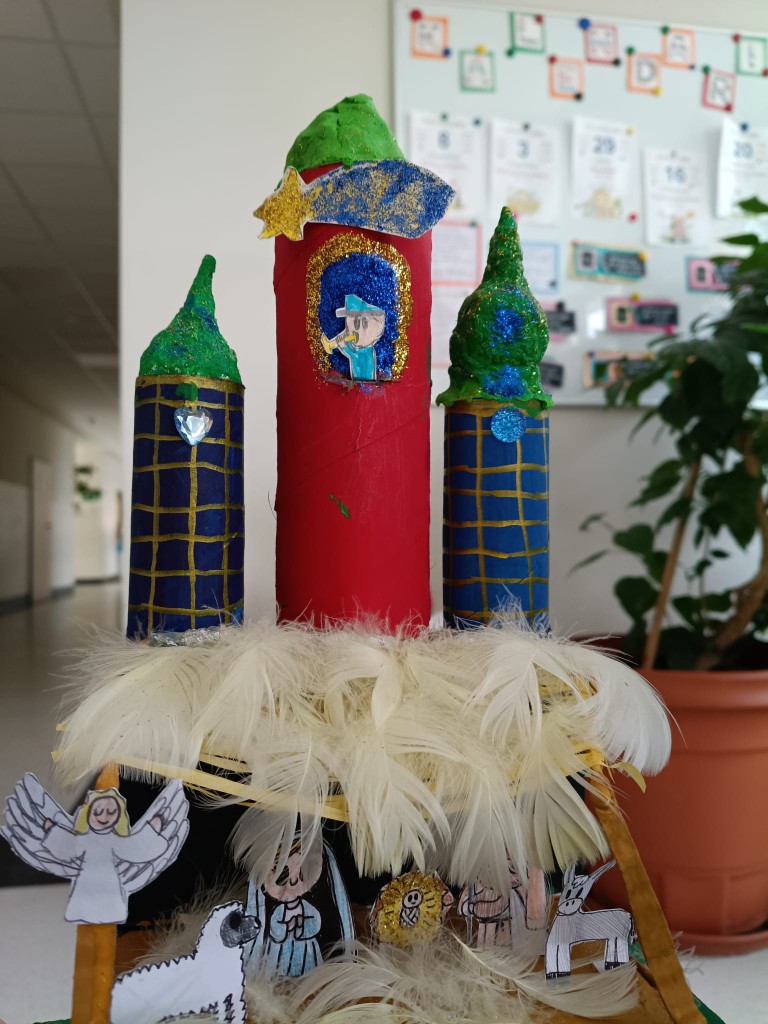 Od połowy grudnia klasa 3c, po zapoznaniu się z tradycją tworzenia szopek w naszym regionie oraz obejrzeniu wielu zdjęć w Internecie, przystąpiła do tworzenia własnych prac. 