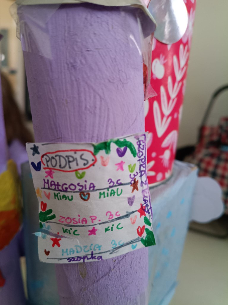 Od połowy grudnia klasa 3c, po zapoznaniu się z tradycją tworzenia szopek w naszym regionie oraz obejrzeniu wielu zdjęć w Internecie, przystąpiła do tworzenia własnych prac. 