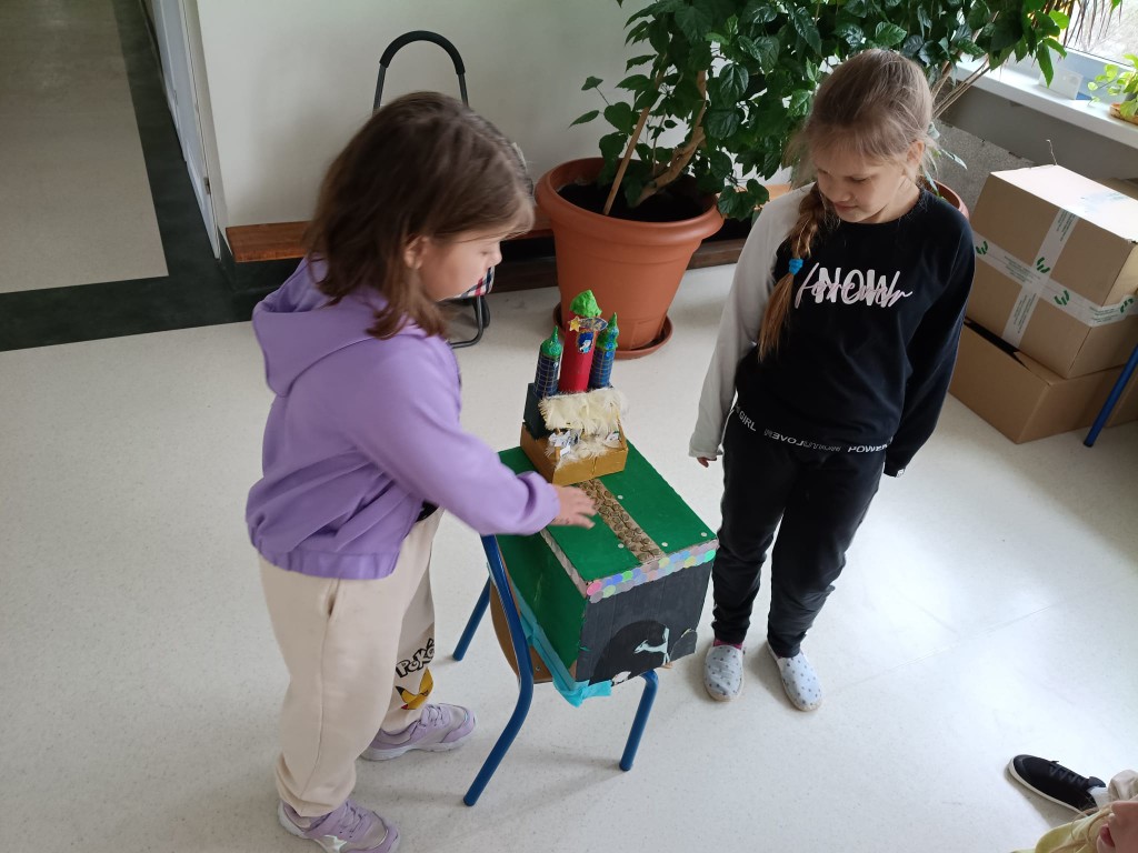 Od połowy grudnia klasa 3c, po zapoznaniu się z tradycją tworzenia szopek w naszym regionie oraz obejrzeniu wielu zdjęć w Internecie, przystąpiła do tworzenia własnych prac. 