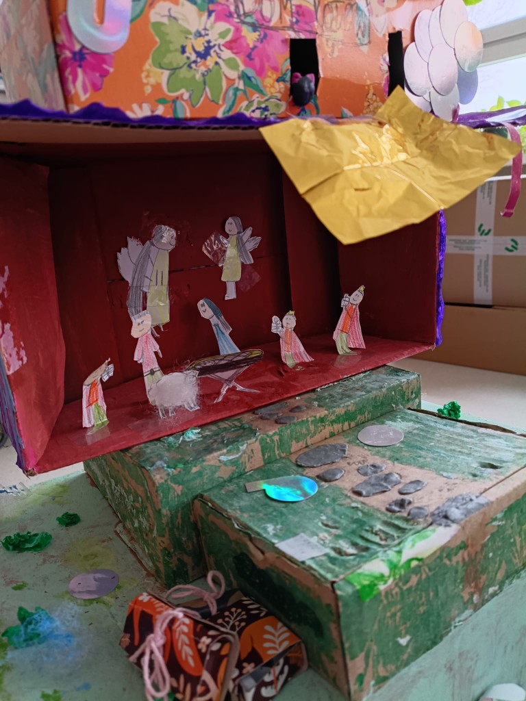 Od połowy grudnia klasa 3c, po zapoznaniu się z tradycją tworzenia szopek w naszym regionie oraz obejrzeniu wielu zdjęć w Internecie, przystąpiła do tworzenia własnych prac. 