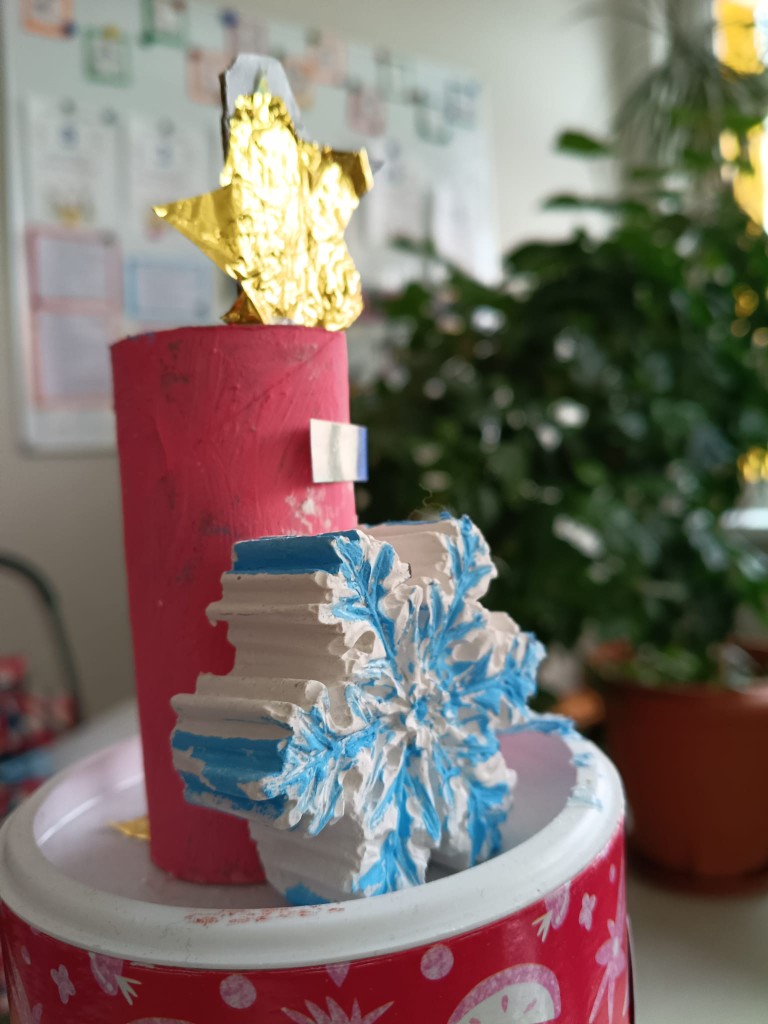 Od połowy grudnia klasa 3c, po zapoznaniu się z tradycją tworzenia szopek w naszym regionie oraz obejrzeniu wielu zdjęć w Internecie, przystąpiła do tworzenia własnych prac. 