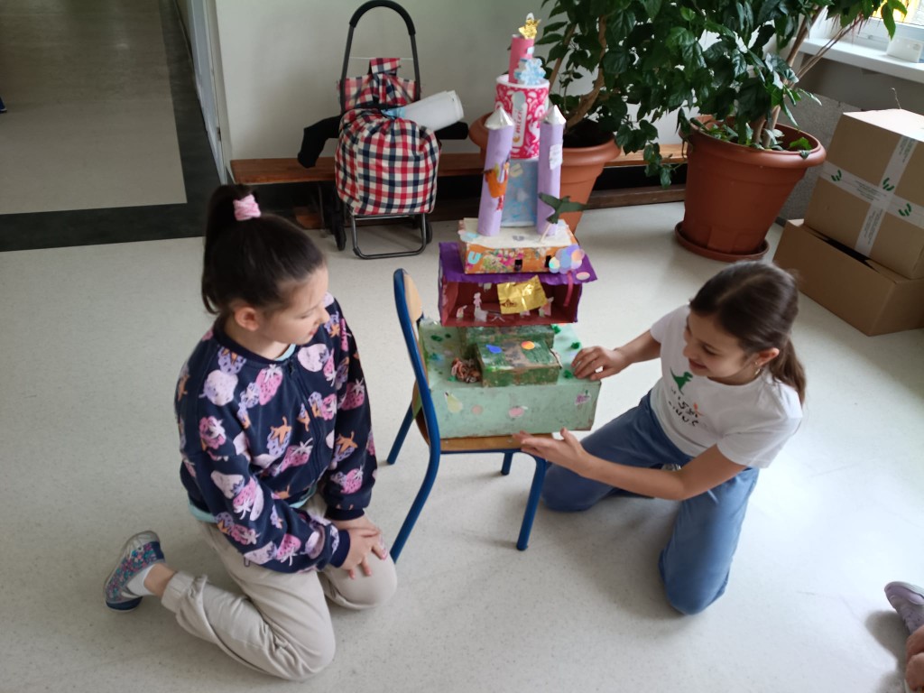 Od połowy grudnia klasa 3c, po zapoznaniu się z tradycją tworzenia szopek w naszym regionie oraz obejrzeniu wielu zdjęć w Internecie, przystąpiła do tworzenia własnych prac. 