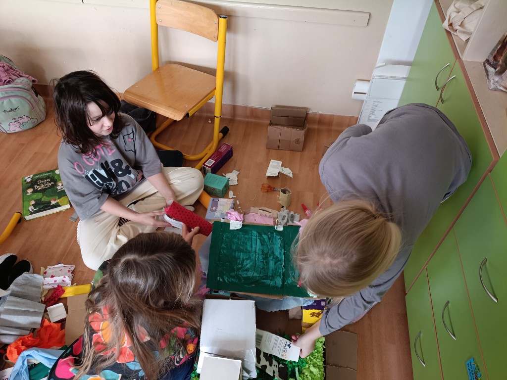 Od połowy grudnia klasa 3c, po zapoznaniu się z tradycją tworzenia szopek w naszym regionie oraz obejrzeniu wielu zdjęć w Internecie, przystąpiła do tworzenia własnych prac. 