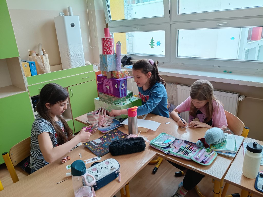 Od połowy grudnia klasa 3c, po zapoznaniu się z tradycją tworzenia szopek w naszym regionie oraz obejrzeniu wielu zdjęć w Internecie, przystąpiła do tworzenia własnych prac. 