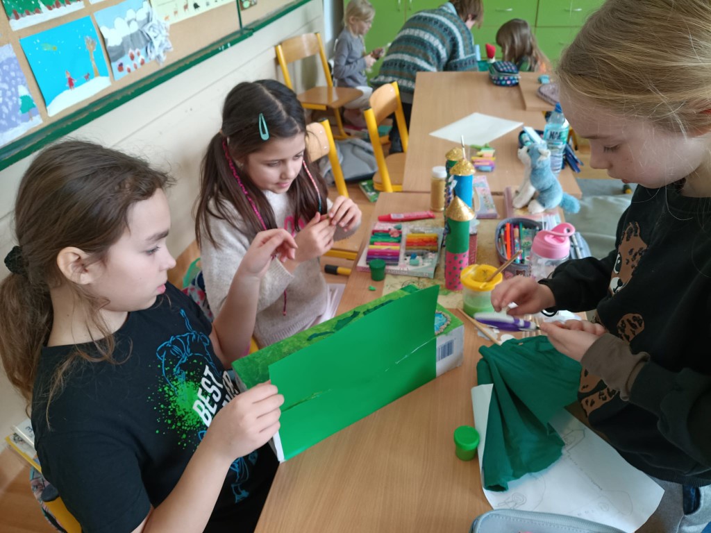 Od połowy grudnia klasa 3c, po zapoznaniu się z tradycją tworzenia szopek w naszym regionie oraz obejrzeniu wielu zdjęć w Internecie, przystąpiła do tworzenia własnych prac. 