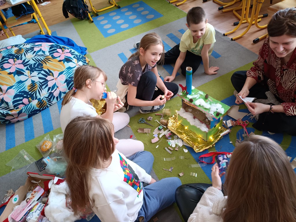 Od połowy grudnia klasa 3c, po zapoznaniu się z tradycją tworzenia szopek w naszym regionie oraz obejrzeniu wielu zdjęć w Internecie, przystąpiła do tworzenia własnych prac. 