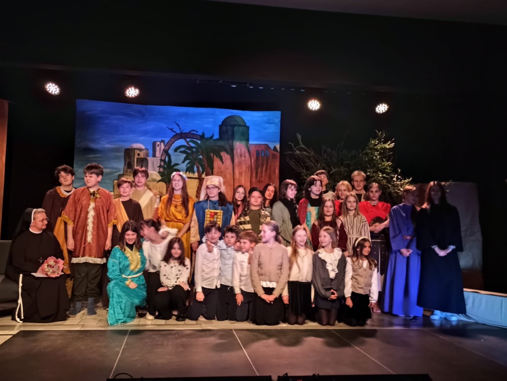W ramach współpracy Szkolnego Koła Wolontariatu z Domem Pomocy Społecznej im. św. Brata Alberta, 20.03.2026 r., uczniowie naszej szkoły zaprezentowali na scenie DPS-u „Misterium z córką Jaira” w reżyserii Siostry Lucyny Sas