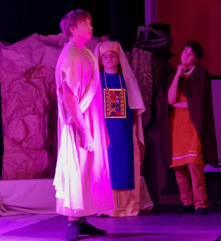 W ramach współpracy Szkolnego Koła Wolontariatu z Domem Pomocy Społecznej im. św. Brata Alberta, 20.03.2026 r., uczniowie naszej szkoły zaprezentowali na scenie DPS-u „Misterium z córką Jaira” w reżyserii Siostry Lucyny Sas