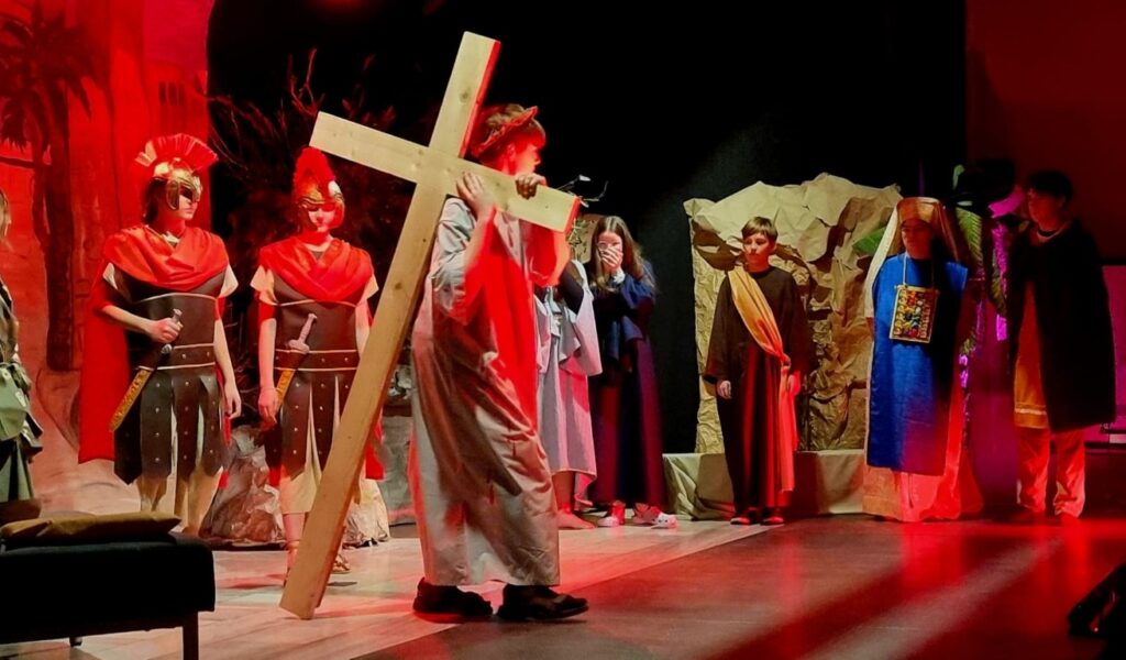 W ramach współpracy Szkolnego Koła Wolontariatu z Domem Pomocy Społecznej im. św. Brata Alberta, 20.03.2026 r., uczniowie naszej szkoły zaprezentowali na scenie DPS-u „Misterium z córką Jaira” w reżyserii Siostry Lucyny Sas