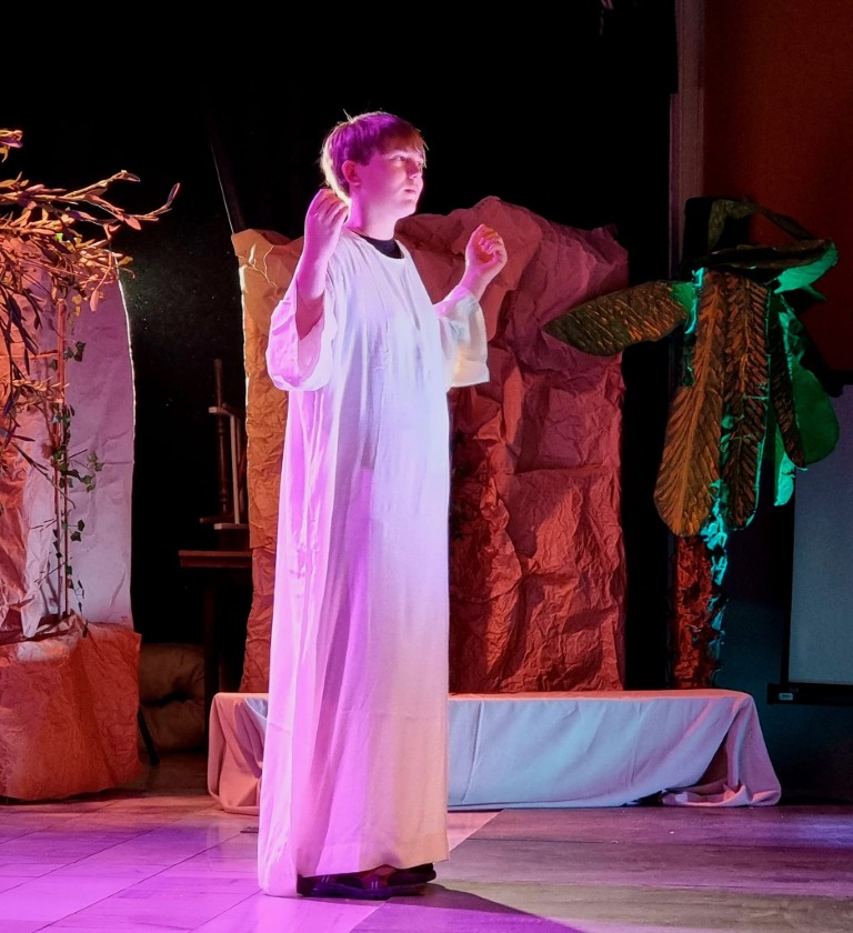 W ramach współpracy Szkolnego Koła Wolontariatu z Domem Pomocy Społecznej im. św. Brata Alberta, 20.03.2026 r., uczniowie naszej szkoły zaprezentowali na scenie DPS-u „Misterium z córką Jaira” w reżyserii Siostry Lucyny Sas