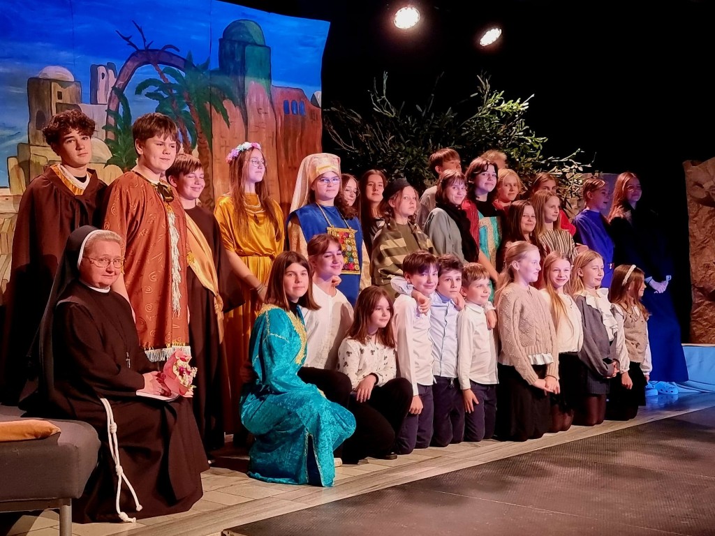 W ramach współpracy Szkolnego Koła Wolontariatu z Domem Pomocy Społecznej im. św. Brata Alberta, 20.03.2026 r., uczniowie naszej szkoły zaprezentowali na scenie DPS-u „Misterium z córką Jaira” w reżyserii Siostry Lucyny Sas