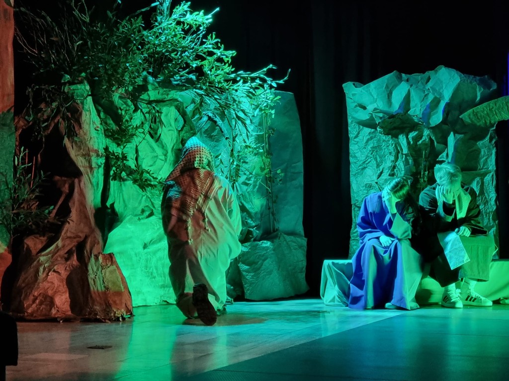 W ramach współpracy Szkolnego Koła Wolontariatu z Domem Pomocy Społecznej im. św. Brata Alberta, 20.03.2026 r., uczniowie naszej szkoły zaprezentowali na scenie DPS-u „Misterium z córką Jaira” w reżyserii Siostry Lucyny Sas