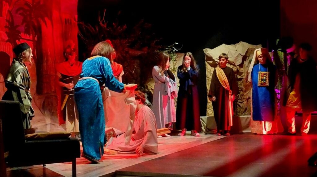 W ramach współpracy Szkolnego Koła Wolontariatu z Domem Pomocy Społecznej im. św. Brata Alberta, 20.03.2026 r., uczniowie naszej szkoły zaprezentowali na scenie DPS-u „Misterium z córką Jaira” w reżyserii Siostry Lucyny Sas