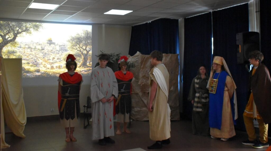 W ramach współpracy Szkolnego Koła Wolontariatu z Domem Pomocy Społecznej im. św. Brata Alberta, 20.03.2026 r., uczniowie naszej szkoły zaprezentowali na scenie DPS-u „Misterium z córką Jaira” w reżyserii Siostry Lucyny Sas