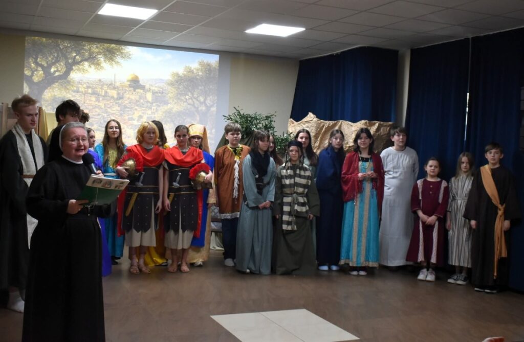 W ramach współpracy Szkolnego Koła Wolontariatu z Domem Pomocy Społecznej im. św. Brata Alberta, 20.03.2026 r., uczniowie naszej szkoły zaprezentowali na scenie DPS-u „Misterium z córką Jaira” w reżyserii Siostry Lucyny Sas