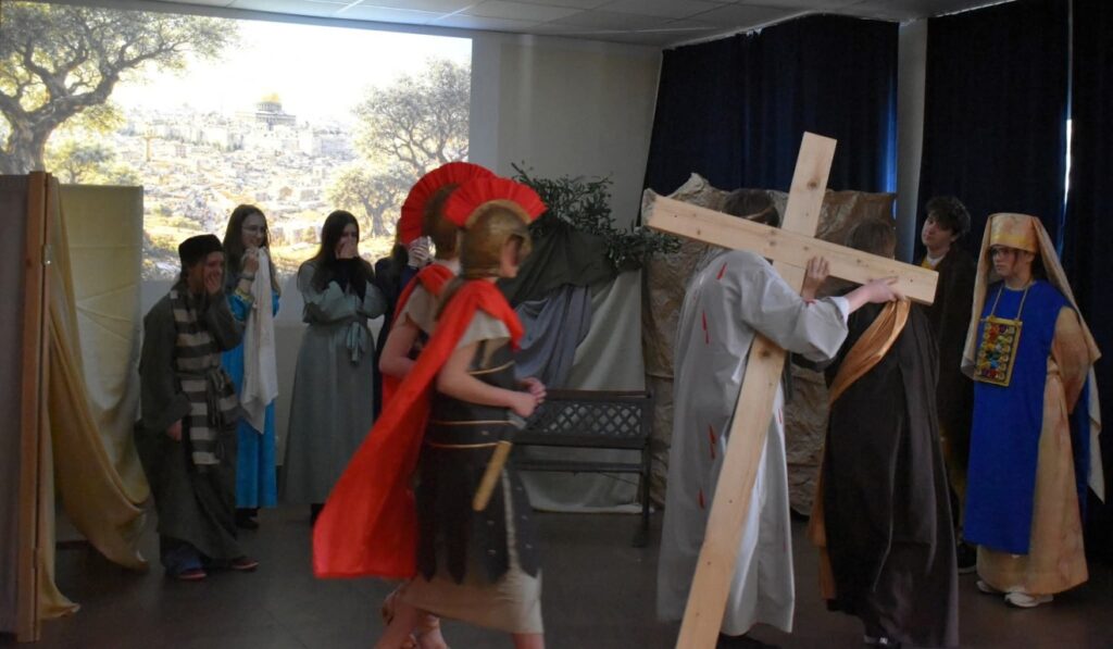 W ramach współpracy Szkolnego Koła Wolontariatu z Domem Pomocy Społecznej im. św. Brata Alberta, 20.03.2026 r., uczniowie naszej szkoły zaprezentowali na scenie DPS-u „Misterium z córką Jaira” w reżyserii Siostry Lucyny Sas