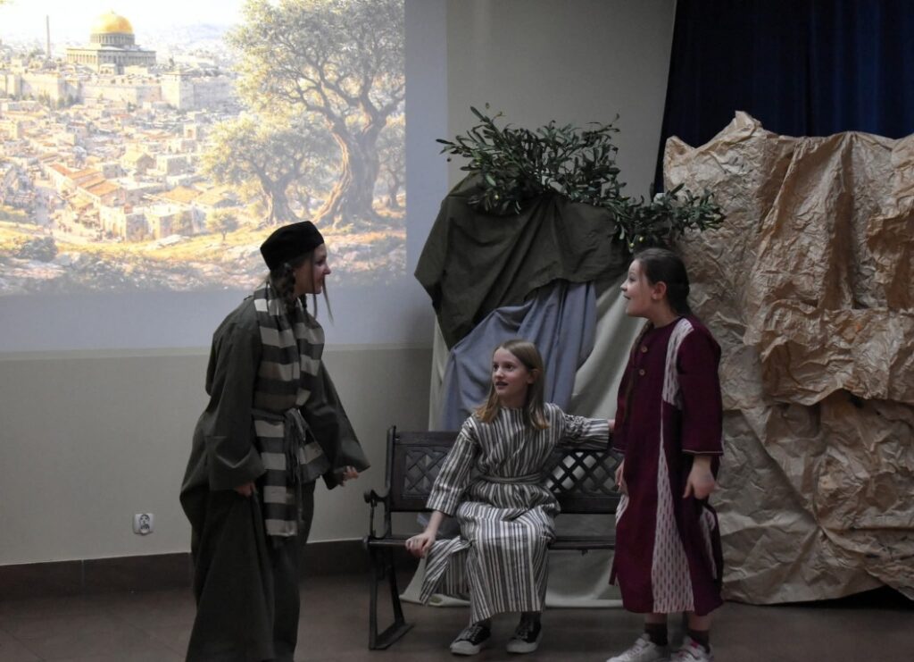 W ramach współpracy Szkolnego Koła Wolontariatu z Domem Pomocy Społecznej im. św. Brata Alberta, 20.03.2026 r., uczniowie naszej szkoły zaprezentowali na scenie DPS-u „Misterium z córką Jaira” w reżyserii Siostry Lucyny Sas