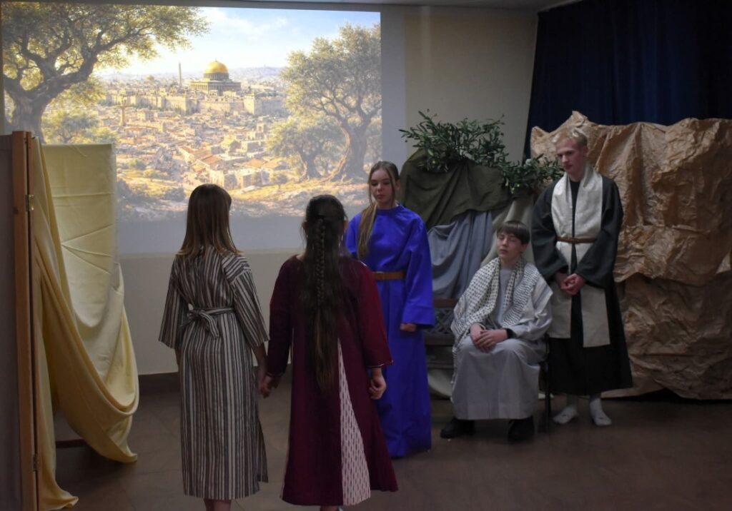 W ramach współpracy Szkolnego Koła Wolontariatu z Domem Pomocy Społecznej im. św. Brata Alberta, 20.03.2026 r., uczniowie naszej szkoły zaprezentowali na scenie DPS-u „Misterium z córką Jaira” w reżyserii Siostry Lucyny Sas