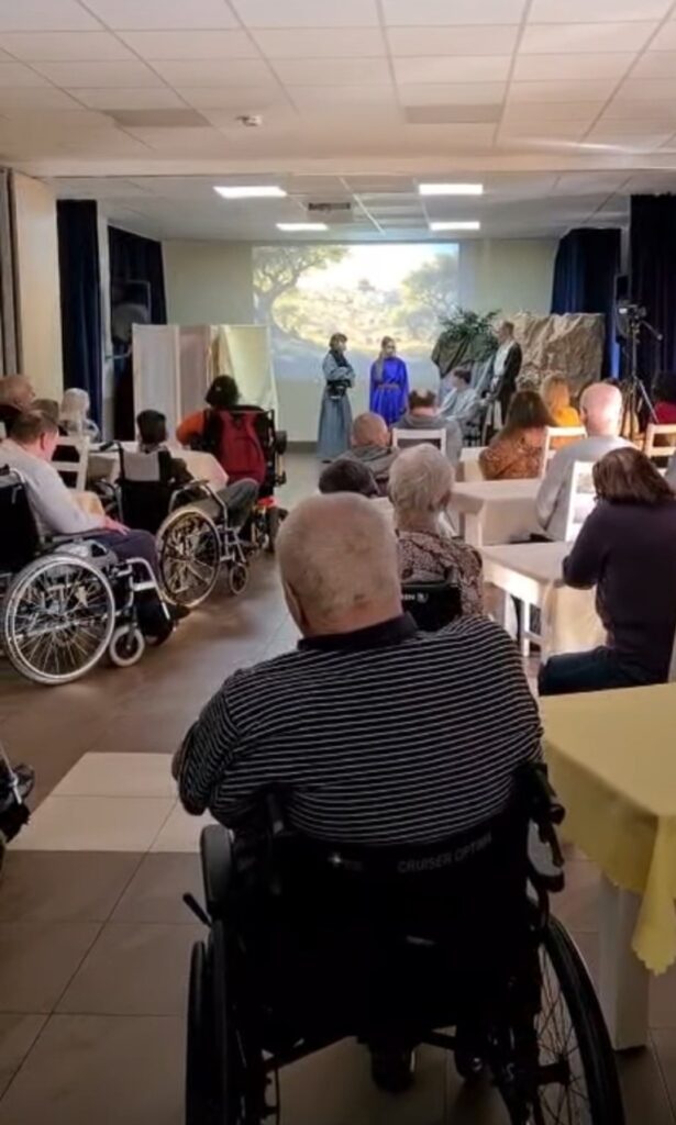 W ramach współpracy Szkolnego Koła Wolontariatu z Domem Pomocy Społecznej im. św. Brata Alberta, 20.03.2026 r., uczniowie naszej szkoły zaprezentowali na scenie DPS-u „Misterium z córką Jaira” w reżyserii Siostry Lucyny Sas