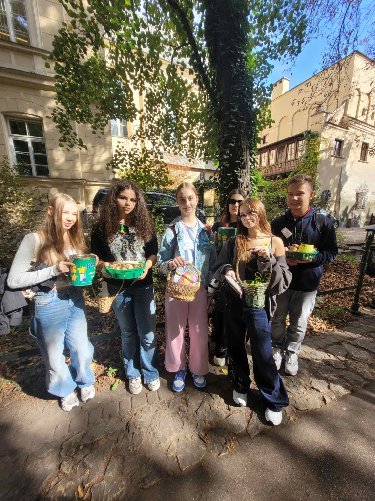 8 października 2026 r. uczniowie należący do Szkolnego Koła Wolontariatu, w ramach akcji Kiermasz Żonkilowy, kwestowali na krakowskich Plantach na rzecz Hospicjum św. Łazarza. Wolontariusze rozdawali cebulki żonkili, a także piękne, ręcznie wykonane ozdoby.