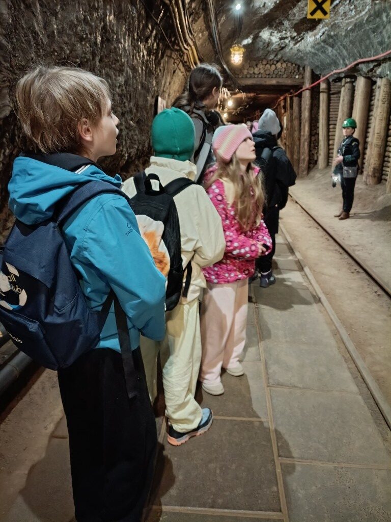 17 marca 2026 r. klasy 3a i 3c wędrowały długimi korytarzami kopalni soli w Bochni