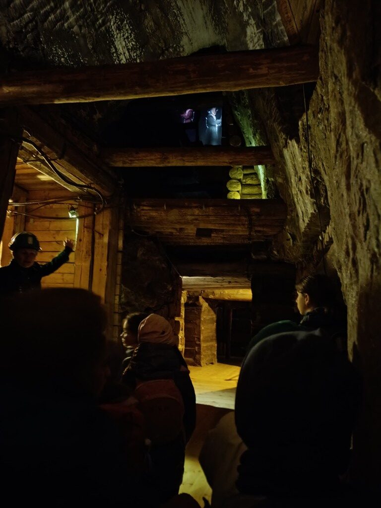 17 marca 2026 r. klasy 3a i 3c wędrowały długimi korytarzami kopalni soli w Bochni