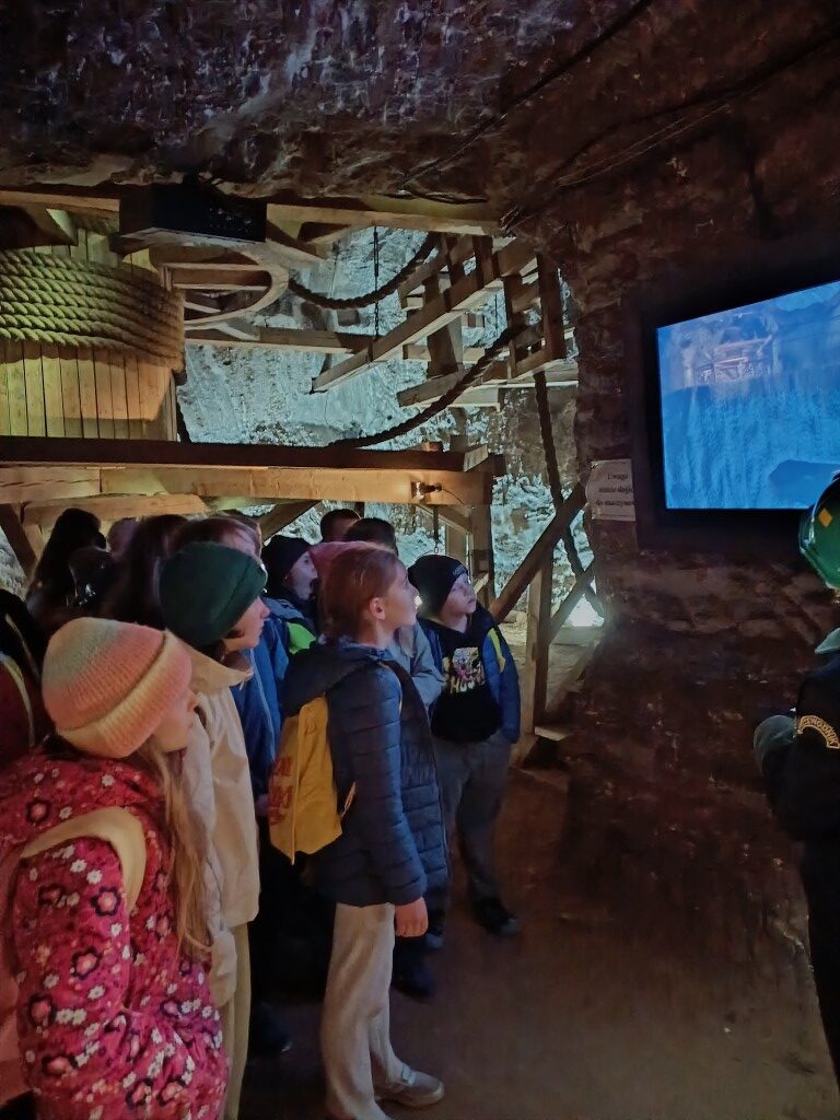 17 marca 2026 r. klasy 3a i 3c wędrowały długimi korytarzami kopalni soli w Bochni