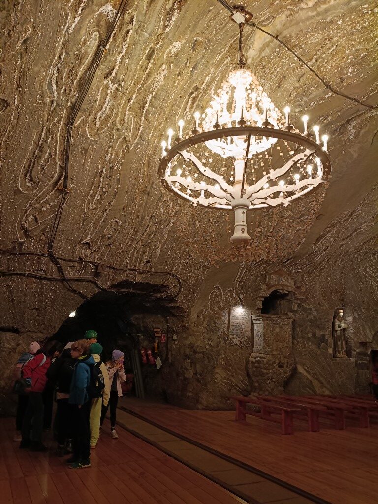 17 marca 2026 r. klasy 3a i 3c wędrowały długimi korytarzami kopalni soli w Bochni