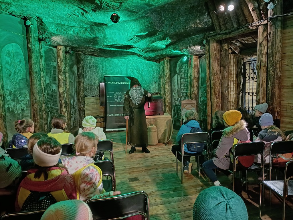 17 marca 2026 r. klasy 3a i 3c wędrowały długimi korytarzami kopalni soli w Bochni