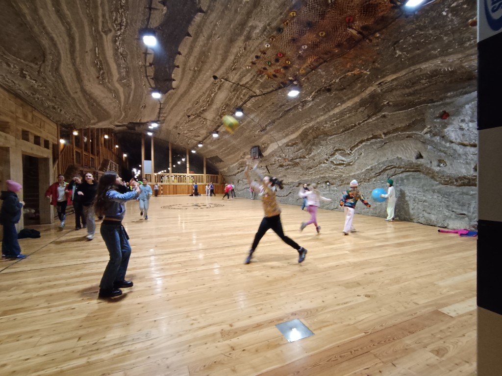 17 marca 2026 r. klasy 3a i 3c wędrowały długimi korytarzami kopalni soli w Bochni