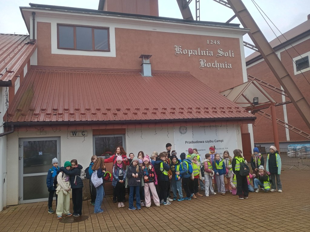 17 marca 2026 r. klasy 3a i 3c wędrowały długimi korytarzami kopalni soli w Bochni