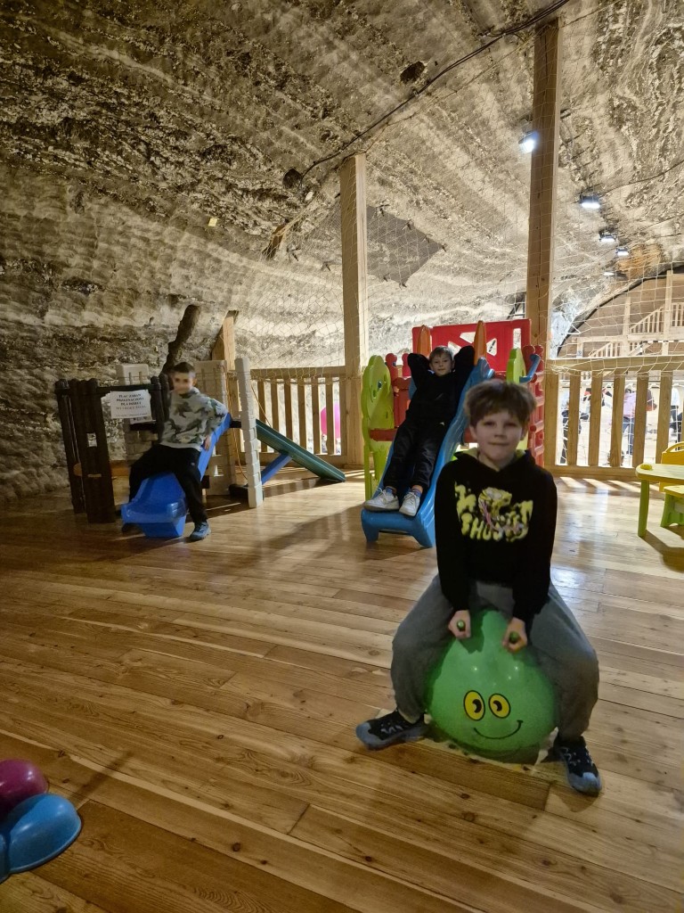 17 marca 2026 r. klasy 3a i 3c wędrowały długimi korytarzami kopalni soli w Bochni