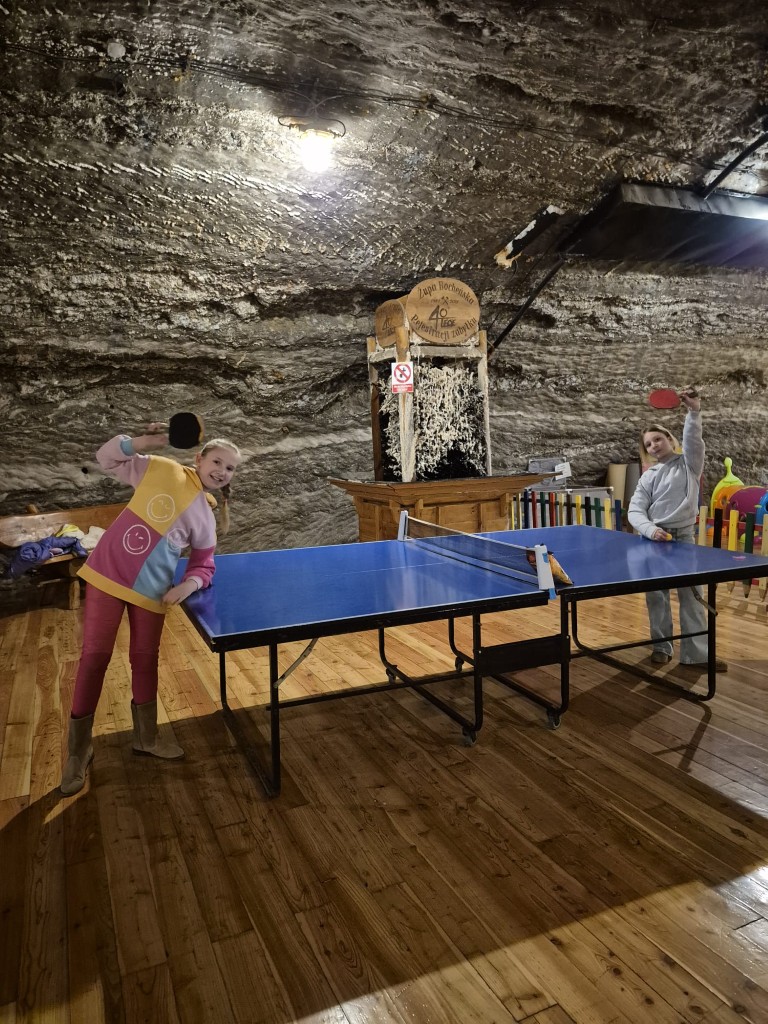 17 marca 2026 r. klasy 3a i 3c wędrowały długimi korytarzami kopalni soli w Bochni