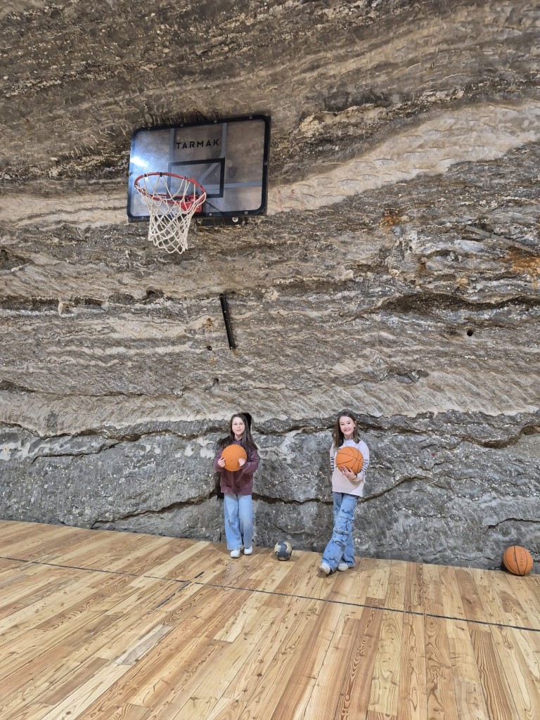 17 marca 2026 r. klasy 3a i 3c wędrowały długimi korytarzami kopalni soli w Bochni