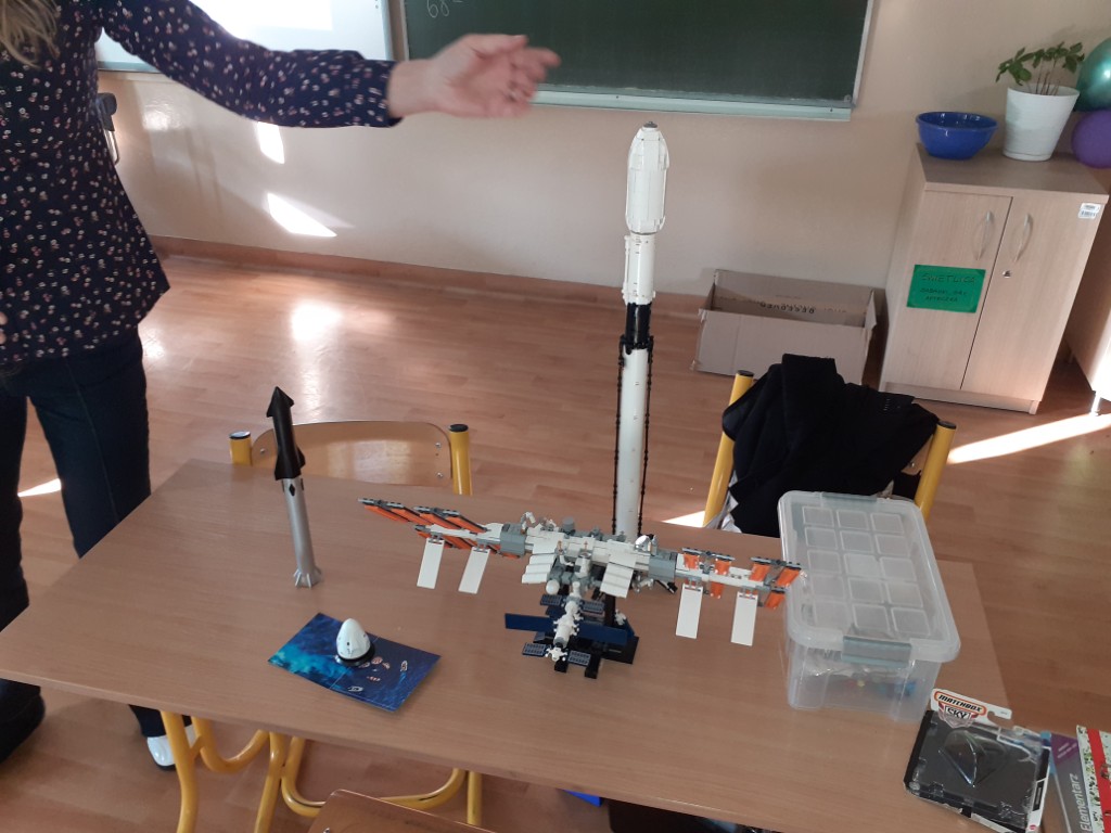 Dzieci ozdabiały swoje drewniane rakiety i dowiedziały się, jakie warunki muszą zostać spełnione, aby rakieta mogła wystartować. 