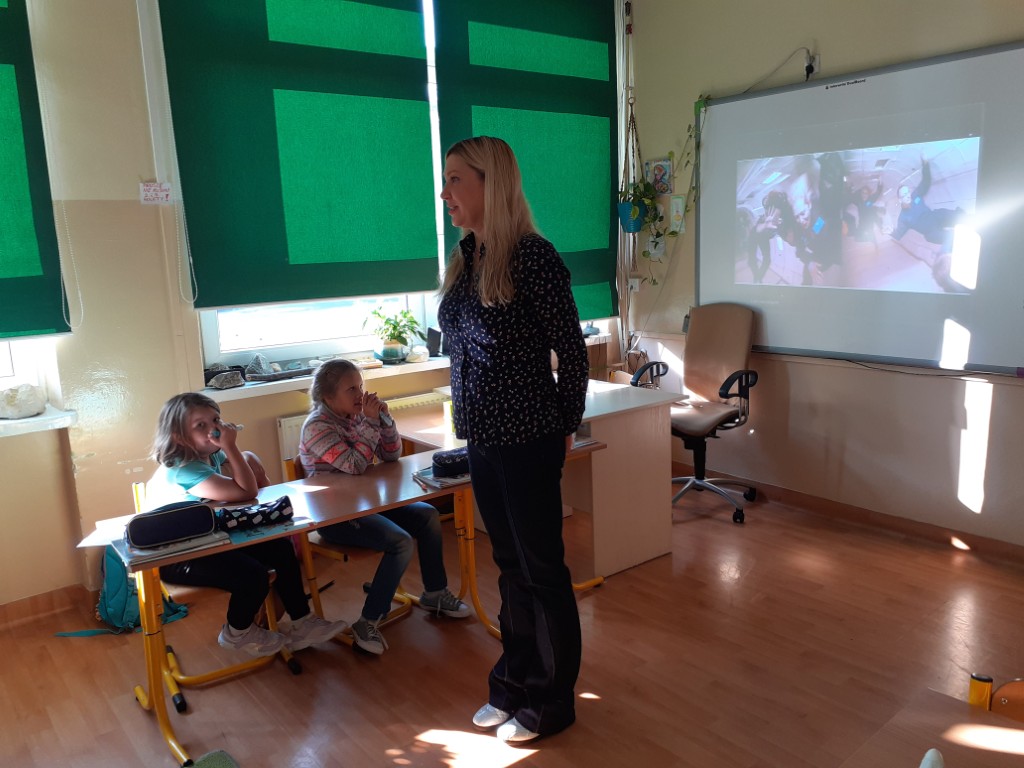 Dzieci ozdabiały swoje drewniane rakiety i dowiedziały się, jakie warunki muszą zostać spełnione, aby rakieta mogła wystartować. 