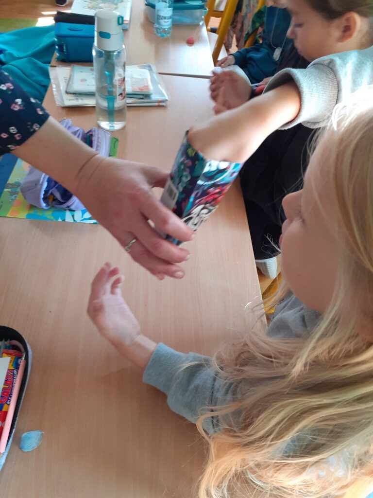 Dzieci ozdabiały swoje drewniane rakiety i dowiedziały się, jakie warunki muszą zostać spełnione, aby rakieta mogła wystartować. 