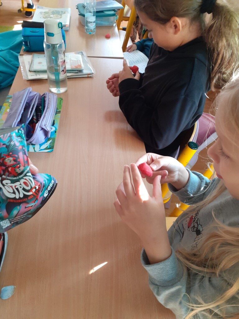 Dzieci ozdabiały swoje drewniane rakiety i dowiedziały się, jakie warunki muszą zostać spełnione, aby rakieta mogła wystartować. 