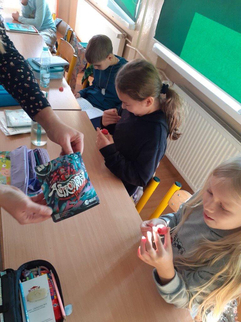 Dzieci ozdabiały swoje drewniane rakiety i dowiedziały się, jakie warunki muszą zostać spełnione, aby rakieta mogła wystartować. 