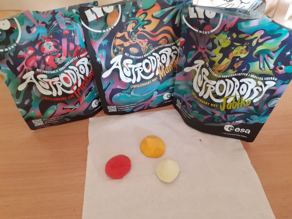 Dzieci ozdabiały swoje drewniane rakiety i dowiedziały się, jakie warunki muszą zostać spełnione, aby rakieta mogła wystartować. 