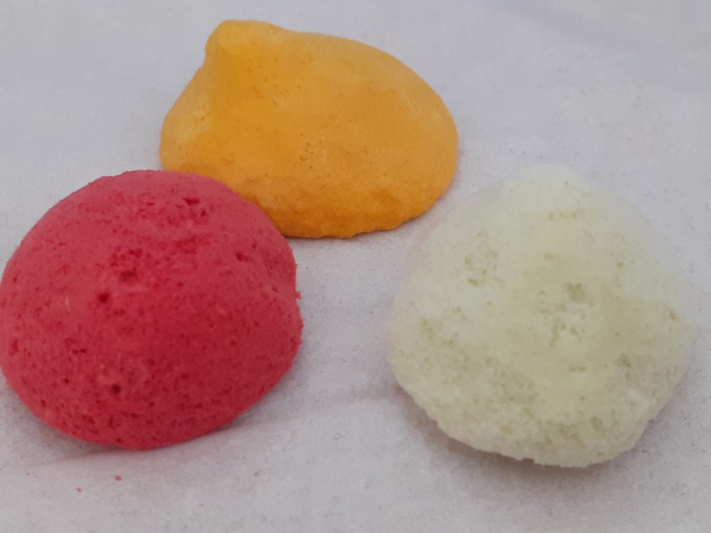 Dzieci ozdabiały swoje drewniane rakiety i dowiedziały się, jakie warunki muszą zostać spełnione, aby rakieta mogła wystartować. 